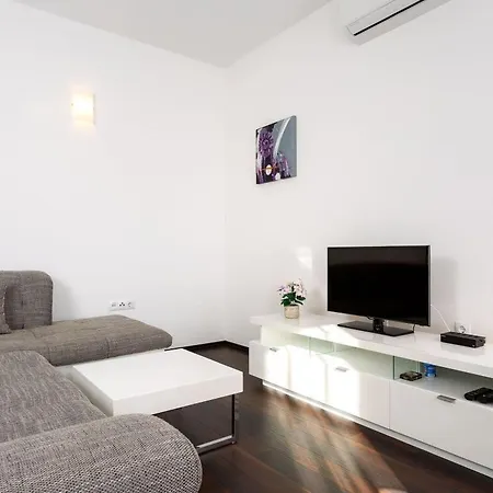 In Mit Grosser Terrasse By Interhome Apartman *