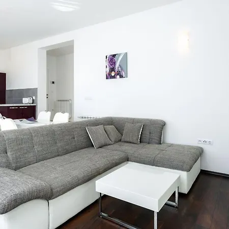 In Mit Grosser Terrasse By Interhome Apartman Dugi Rat