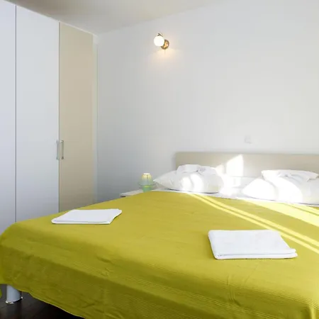 In Mit Grosser Terrasse By Interhome Apartman