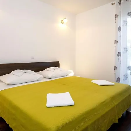 In Mit Grosser Terrasse By Interhome Apartman