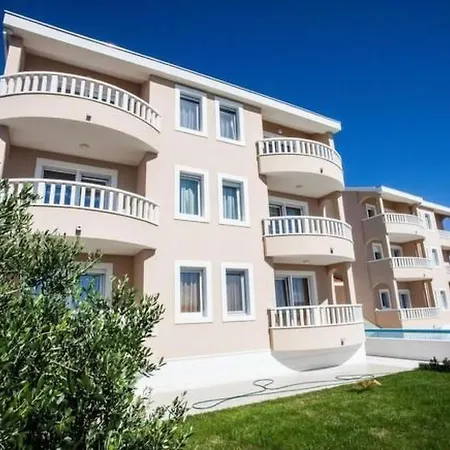 In Mit Grosser Terrasse By Interhome Apartman Dugi Rat